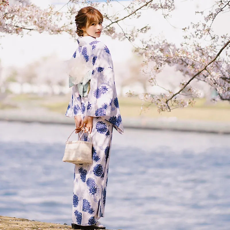 woman showing the back of a kimono blue and white