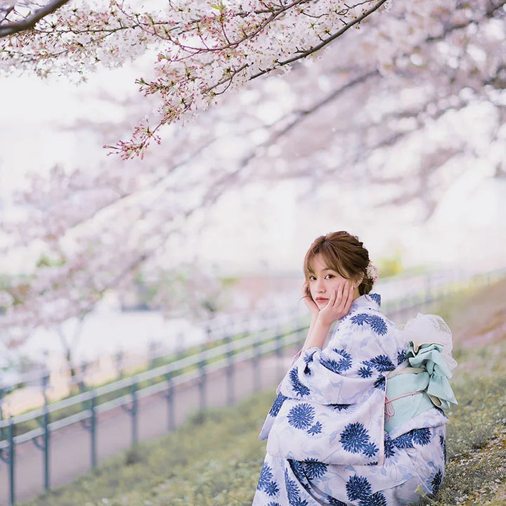 sitted japanese woman with a kimono blue and white