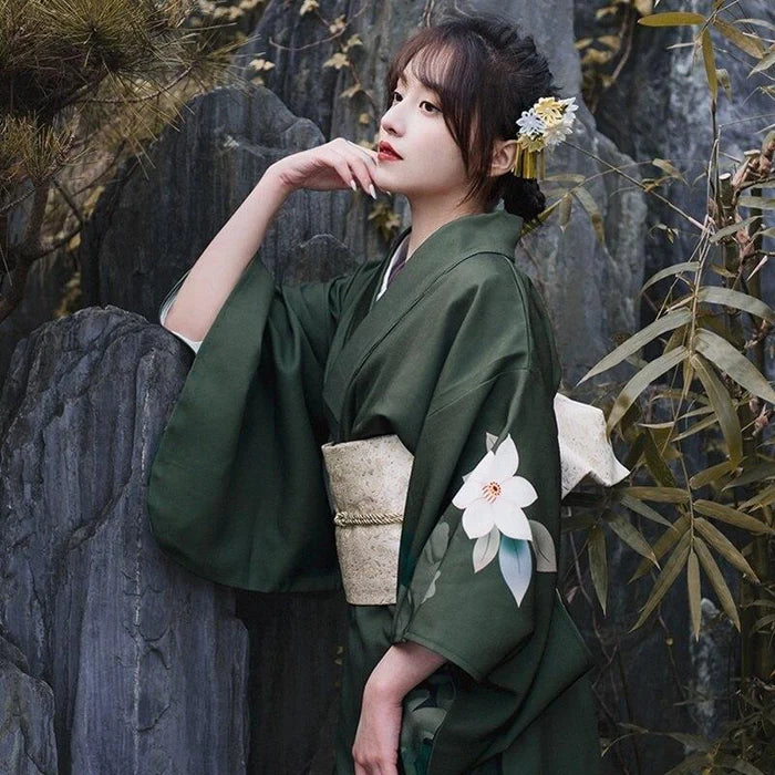 tjinking woman with green japanese kimono dress